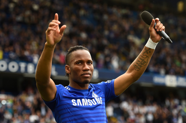 Dembele được đánh có lối đá giống Drogba