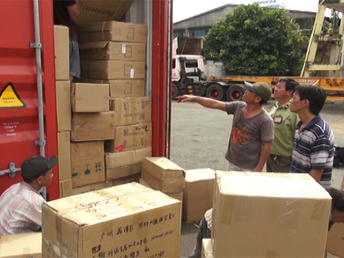 Tạm giữ gần 500 tấn bột thịt xương cấm nhập