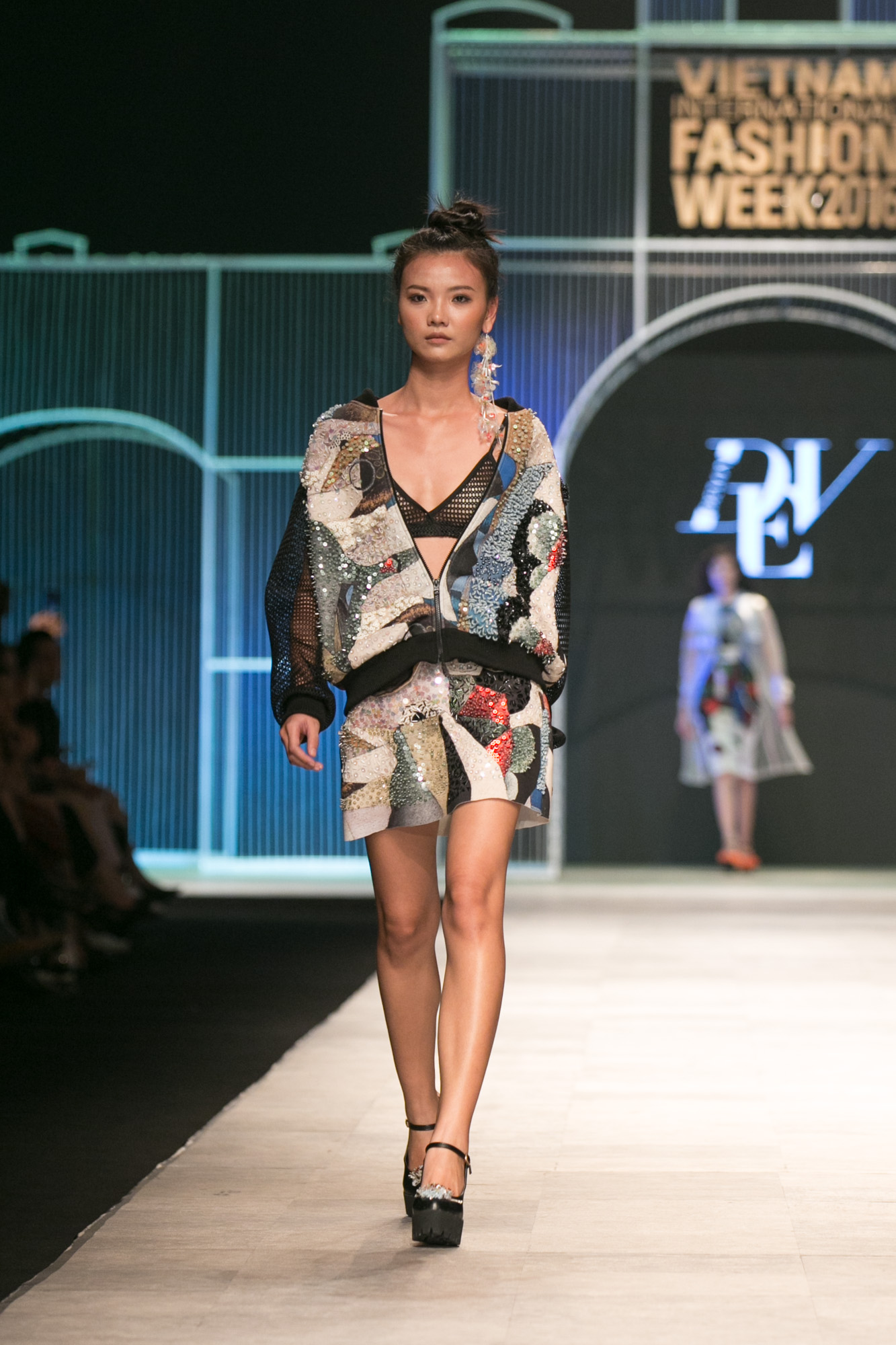 Kiểu áo Bomber họa tiết rất ấn tượng
