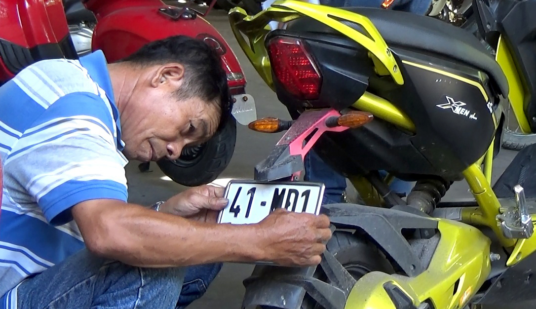 Người dân ùn ùn mang xe đạp điện đi đăng ký biển số xe