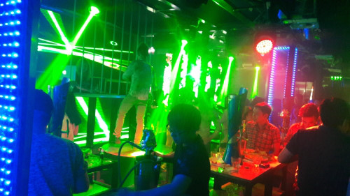 Rủ bạn gái của "giang hồ" đi Beer Club, thanh niên lãnh đủ