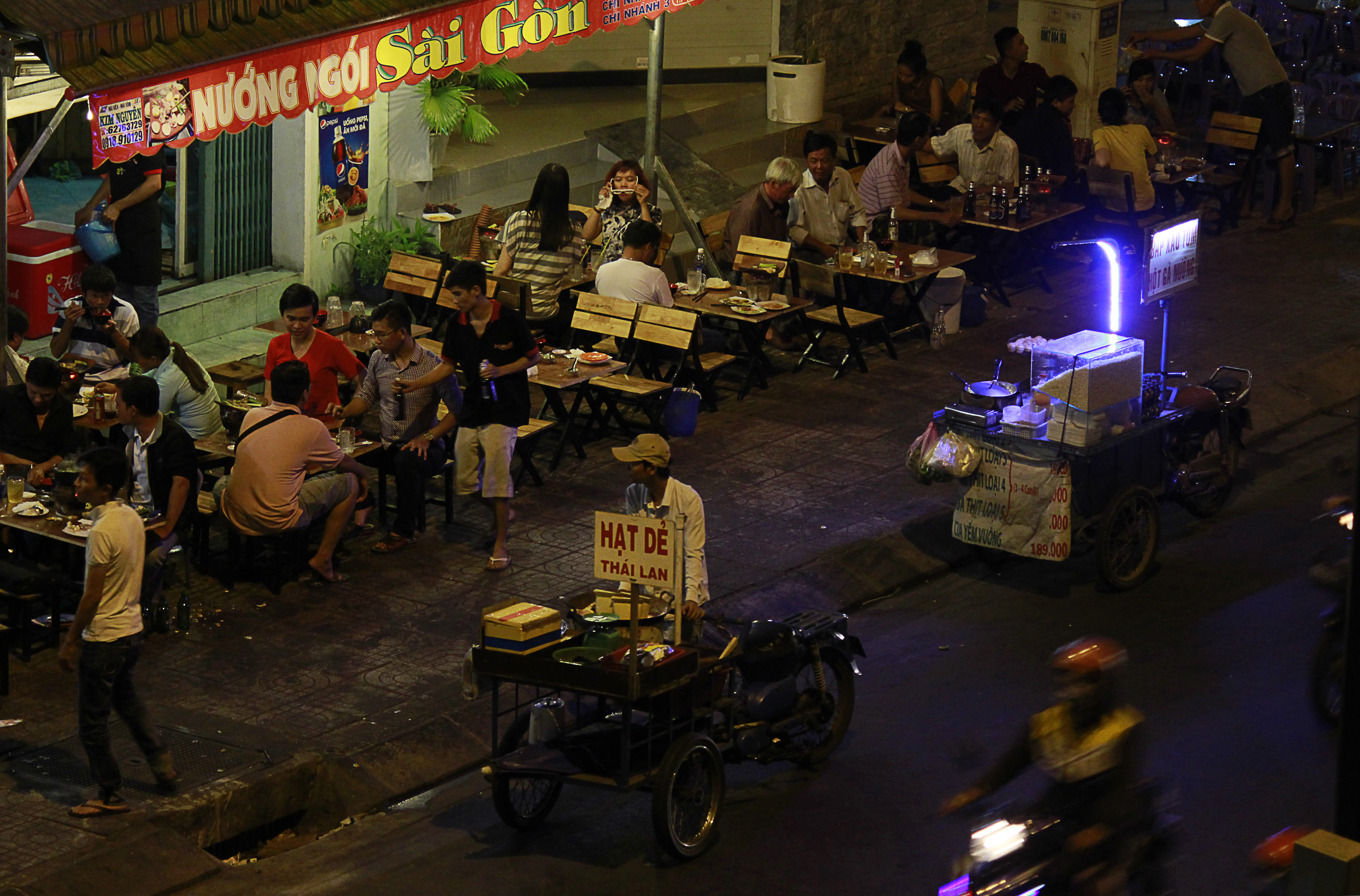 
H&igrave;nh ảnh lấn chiếm vỉa h&egrave; tr&agrave;n lan dễ d&agrave;ng bắt gặp tr&ecirc;n đường Phạm Văn Đồng trước đ&acirc;y.
