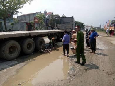 Cụ ông 75 tuổi tử vong dưới bánh xe đầu kéo