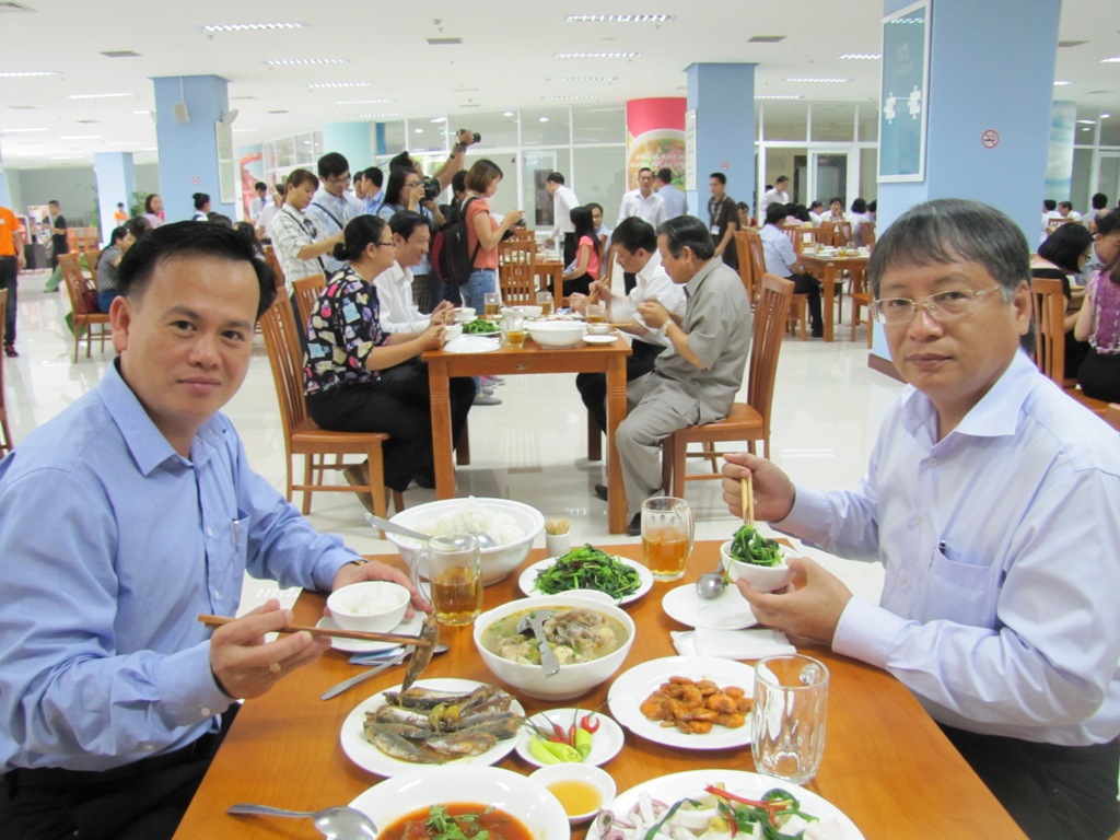 Hơn 1.000 cán bộ Đà Nẵng dùng cơm hải sản sau vụ cá chết