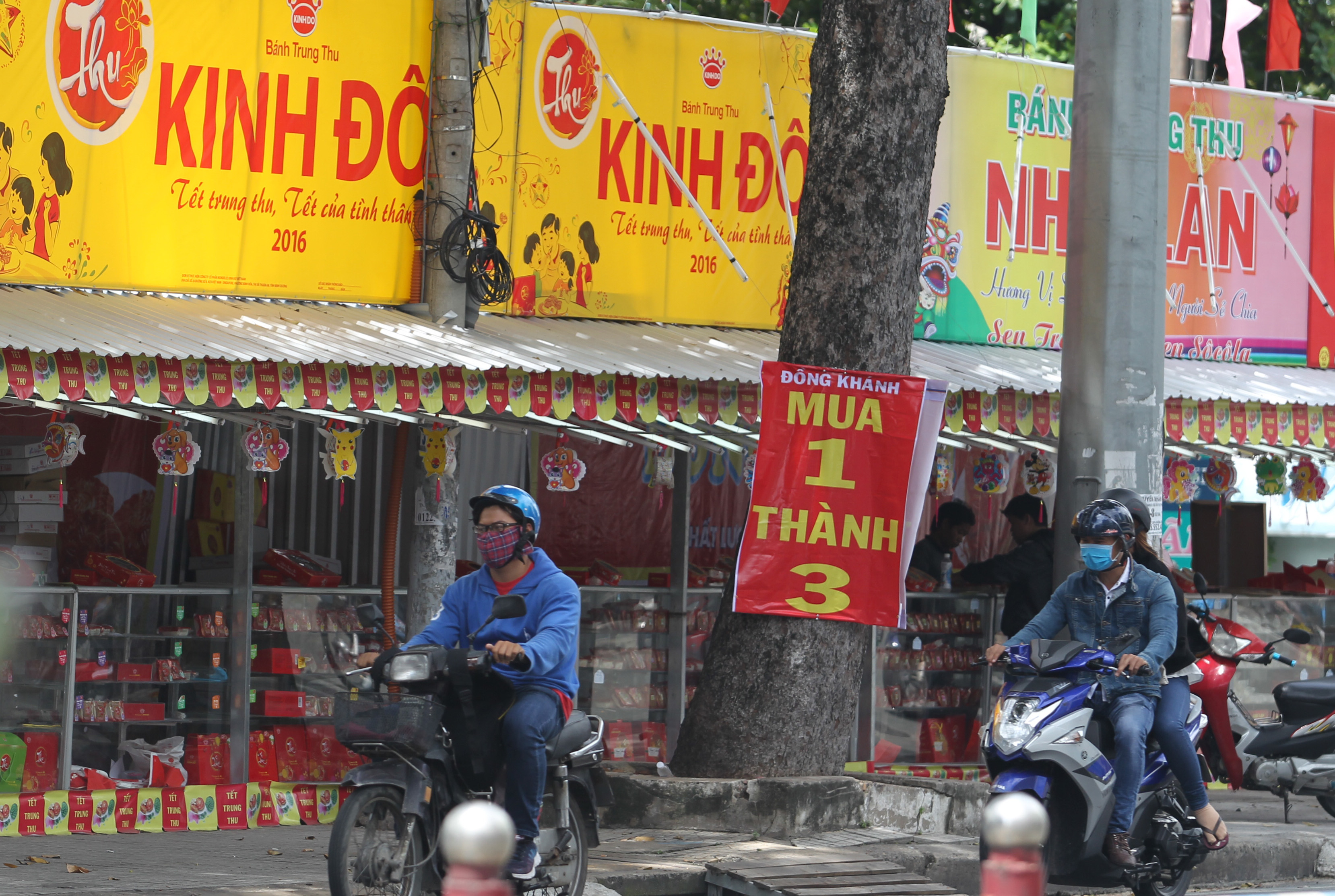 Bánh Trung thu rầm rộ đại hạ giá