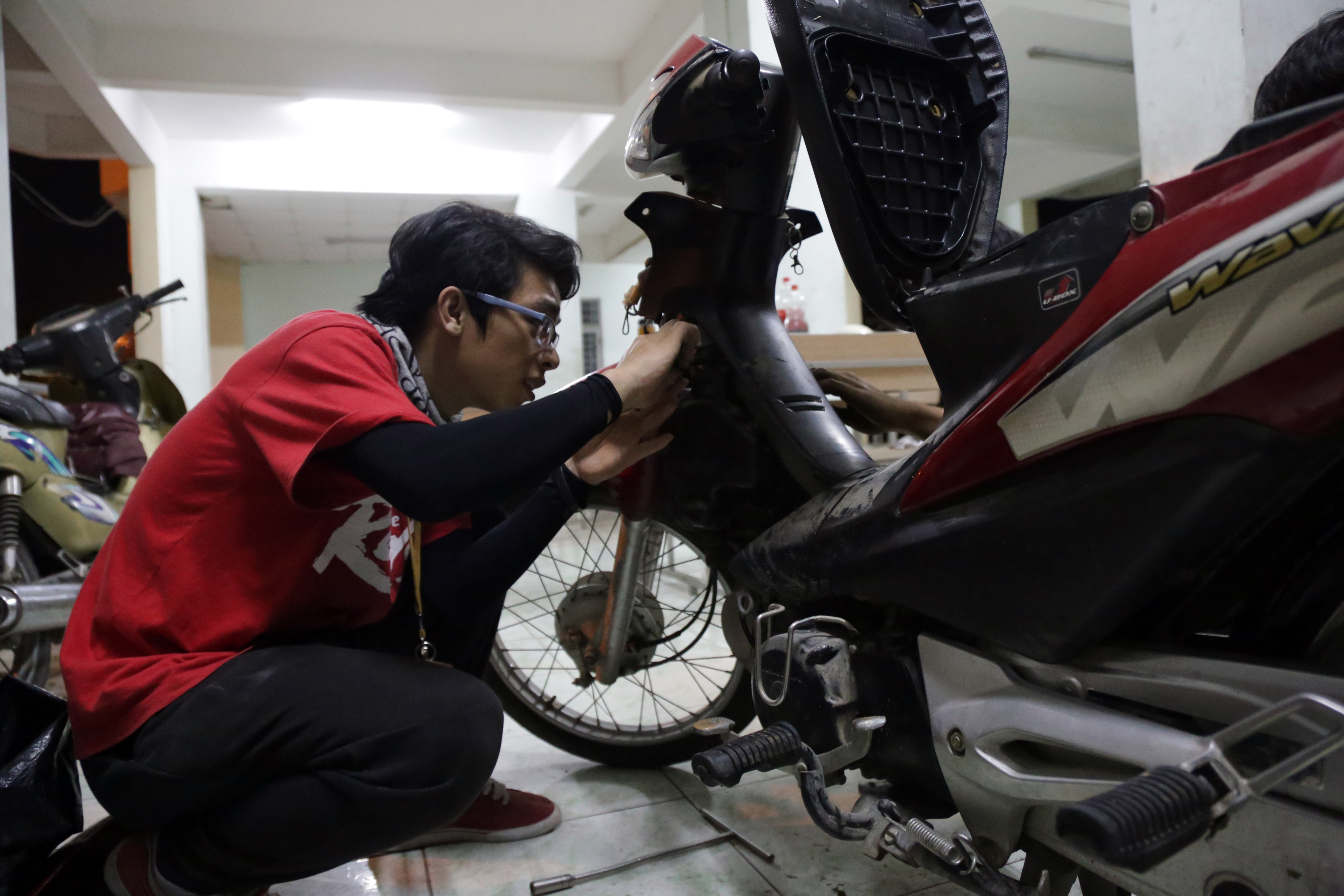 L&uacute;c đầu m&igrave;nh chưa biết sửa xe, chỉ biết th&aacute;o lắp c&aacute;c ốc v&iacute;t, chạy đi mua phụ t&ugrave;ng, đi mượn dụng cụ sửa xe. Nhưng sau hai ng&agrave;y phụ bạn, c&ugrave;ng với sự chỉ dẫn của Hiệp, m&igrave;nh đ&atilde; biết c&aacute;ch sửa xe - Nguyễn C&ocirc;ng Nhật Minh n&oacute;i.