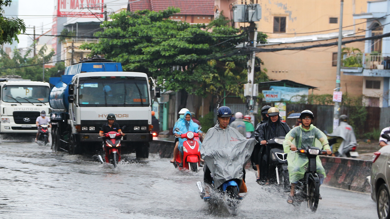Vất vả chạy xe trên đường đi làm