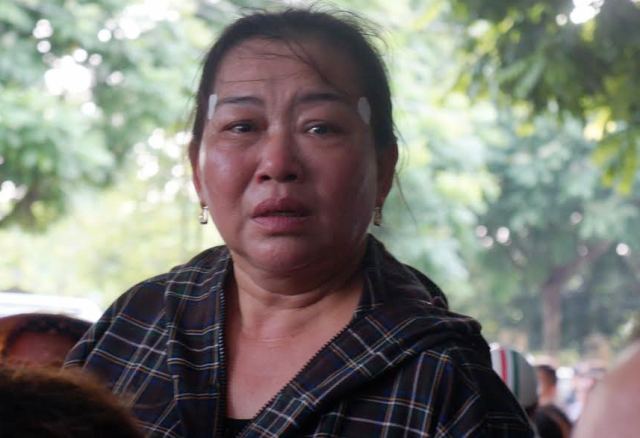 Người dân và những người ruột thịt của thượng úy Tùng không cầm được nước mắt khi nhìn thấy tro cốt và di ảnh của anh