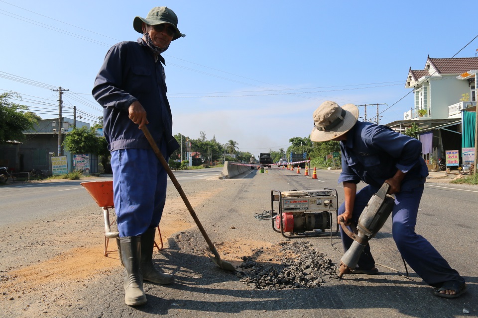 Nhiều công nhân có mặt trên Quốc lộ ngàn tỉ để sửa đường