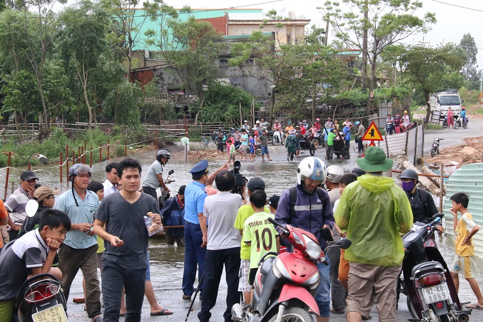 
Lực lượng thanh tra giao th&ocirc;ng c&oacute; mặt y&ecirc;u cầu dừng dịch vụ vận chuyển nguy hiểm n&agrave;y
