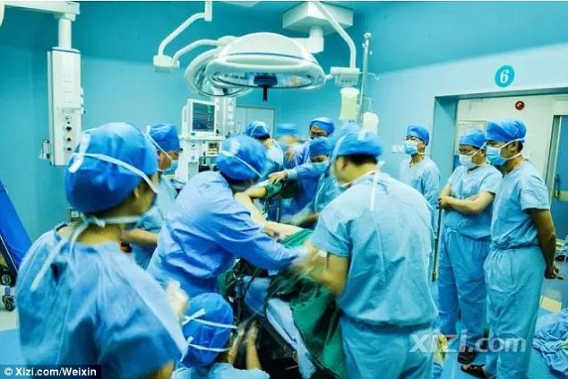 
C&aacute;c b&aacute;c sĩ đang lấy que sắt khỏi người bệnh nh&acirc;n. Ảnh: WEIXIN
