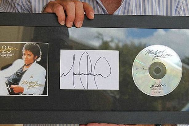 
Kỷ vật của Michael Jackson (dưới) v&agrave; &aacute;o b&oacute;ng rổ của Michael Jordan. Ảnh: NSW POLICE
