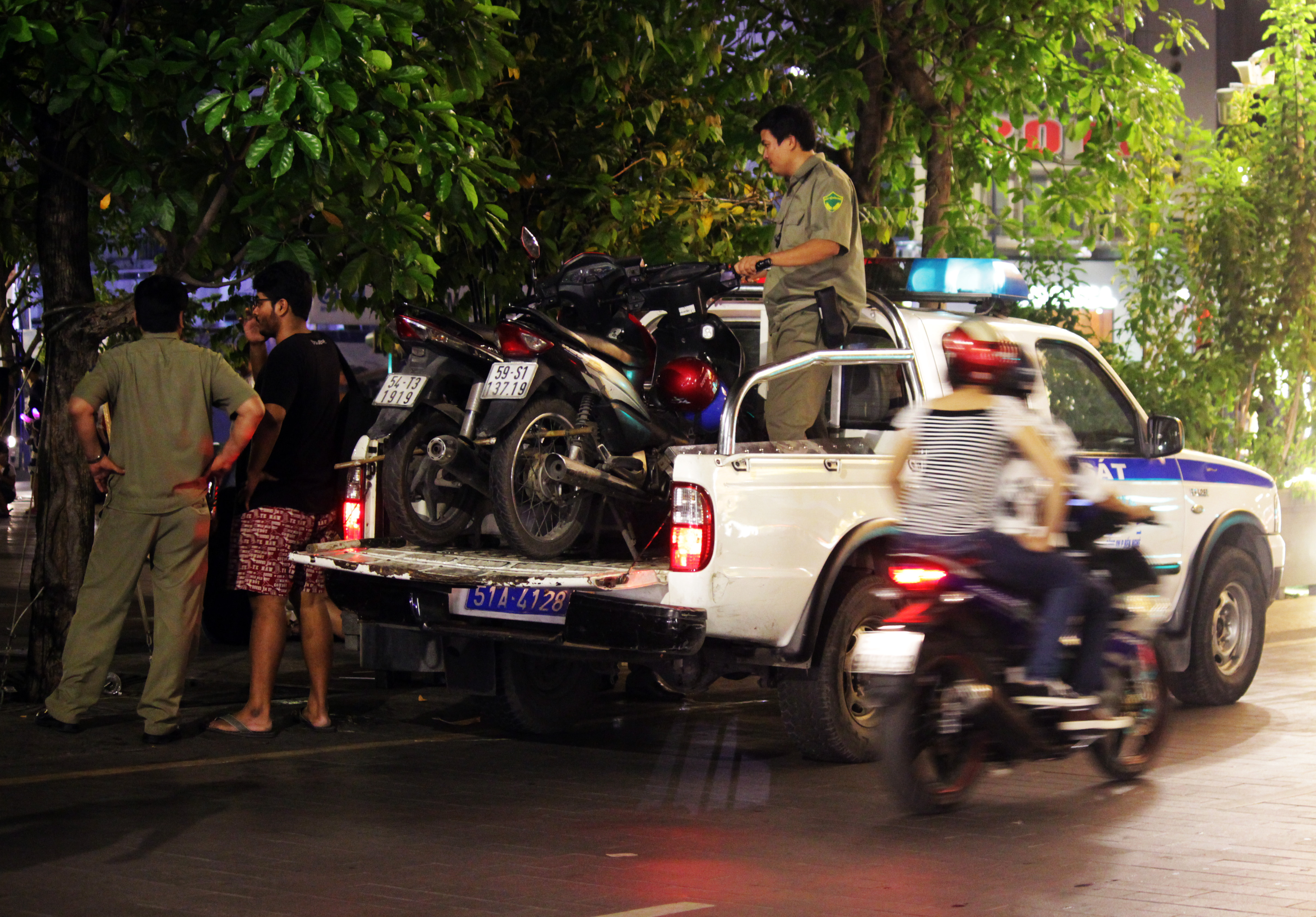 
Khoảng 23 giờ, lực lượng c&ocirc;ng an phường B&ecirc;́n Nghé xu&acirc;́t hi&ecirc;̣n thu gom hai chi&ecirc;́c xe máy đ&acirc;̣u kh&ocirc;ng đúng nơi quy định đưa v&ecirc;̀ trụ sở c&ocirc;ng an phường.
