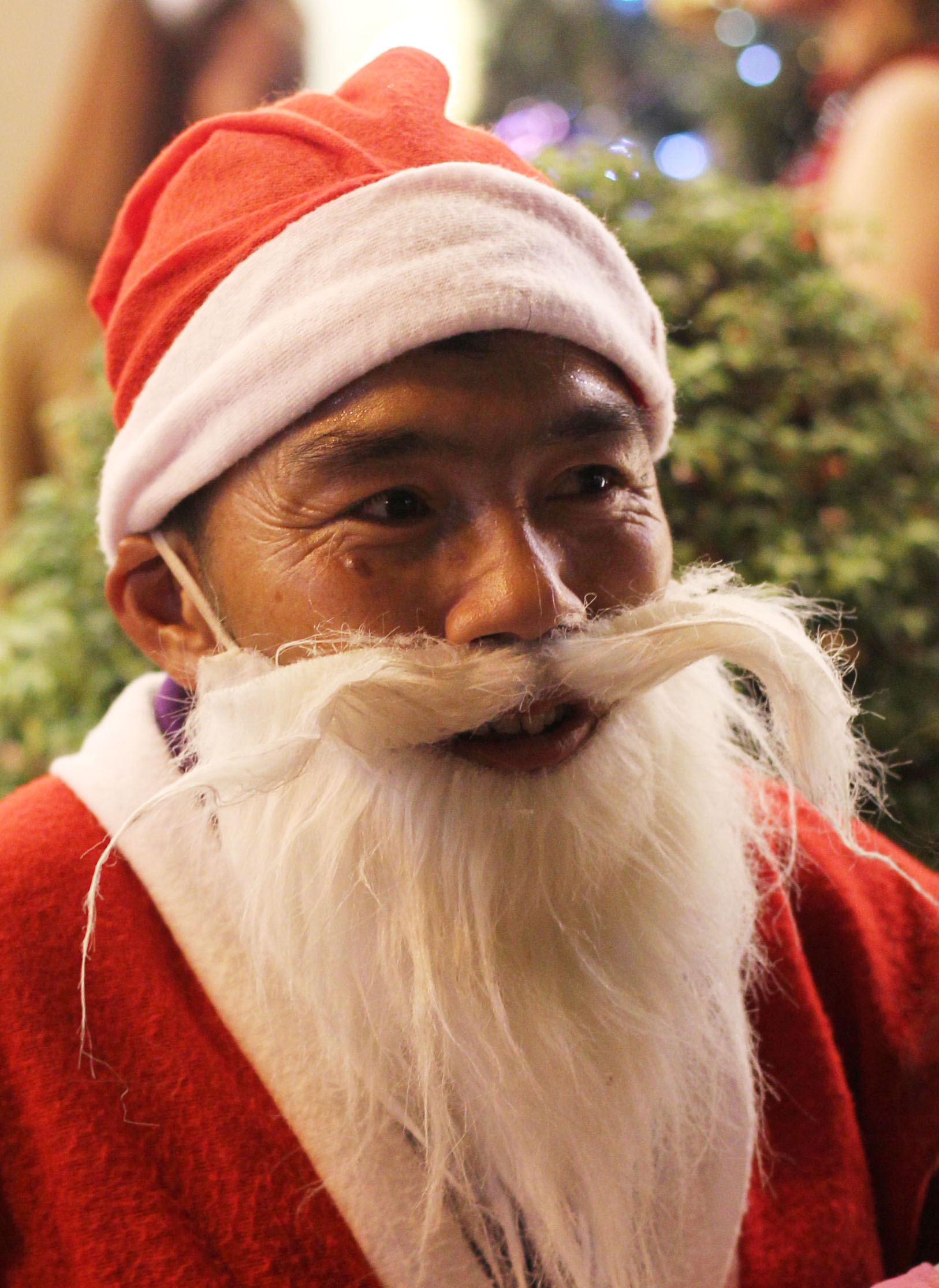 Dịp này là cơ hội cho các bạn trẻ đóng giả ông già noel để đi bán các viên kẹo, chụp hình.