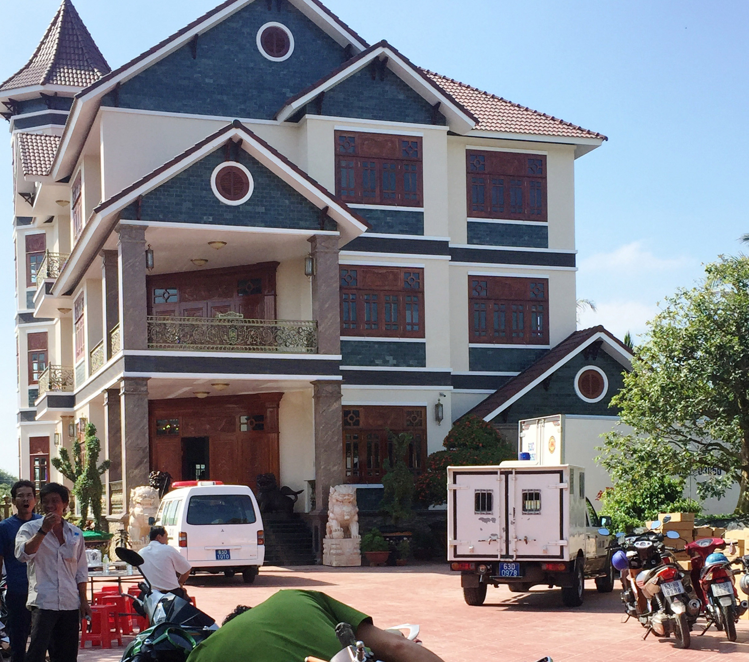 Hai người bị cắt cổ trong biệt thự
