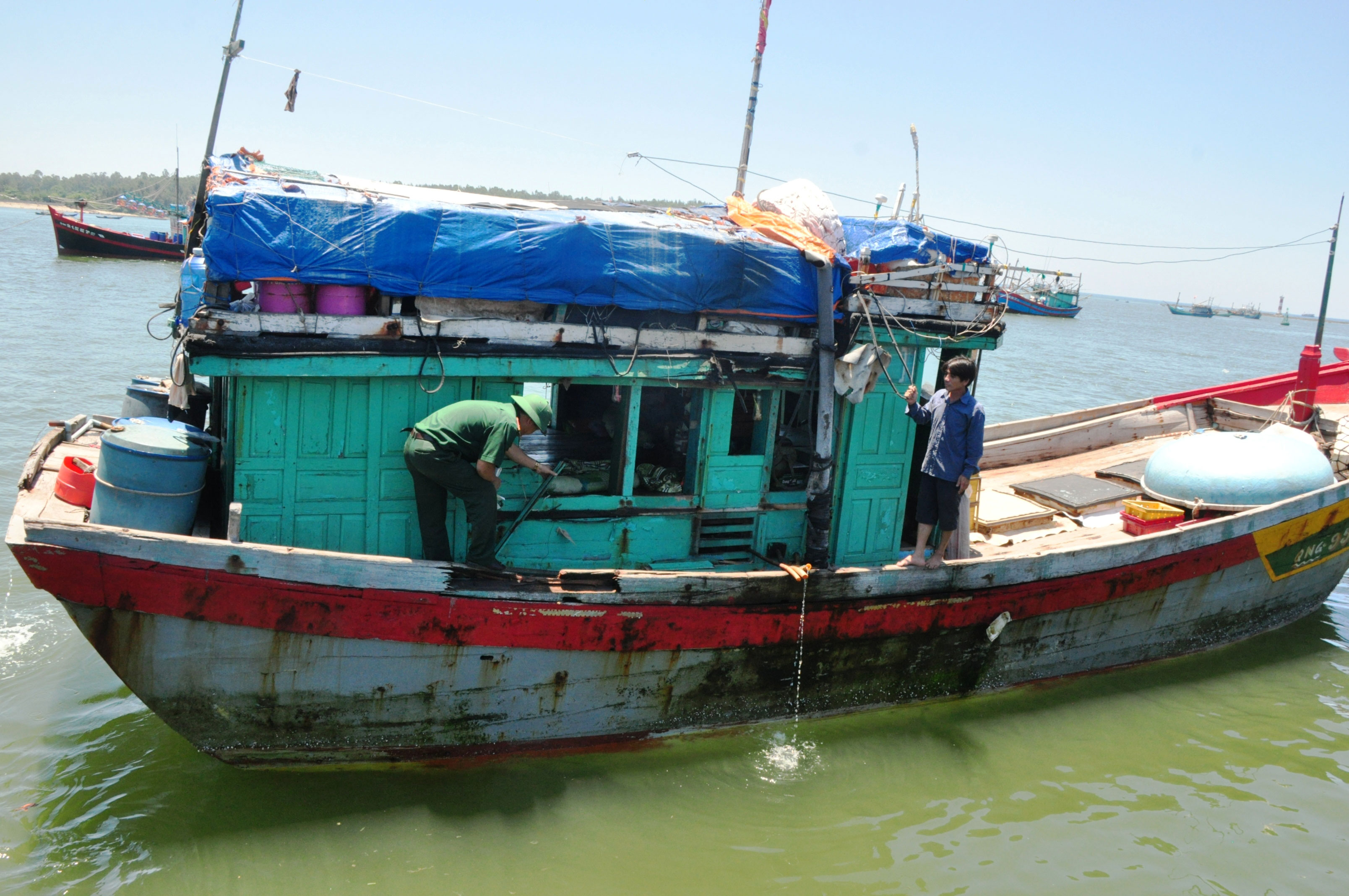Tông chìm tàu cá, ngăn ngư dân cứu nạn