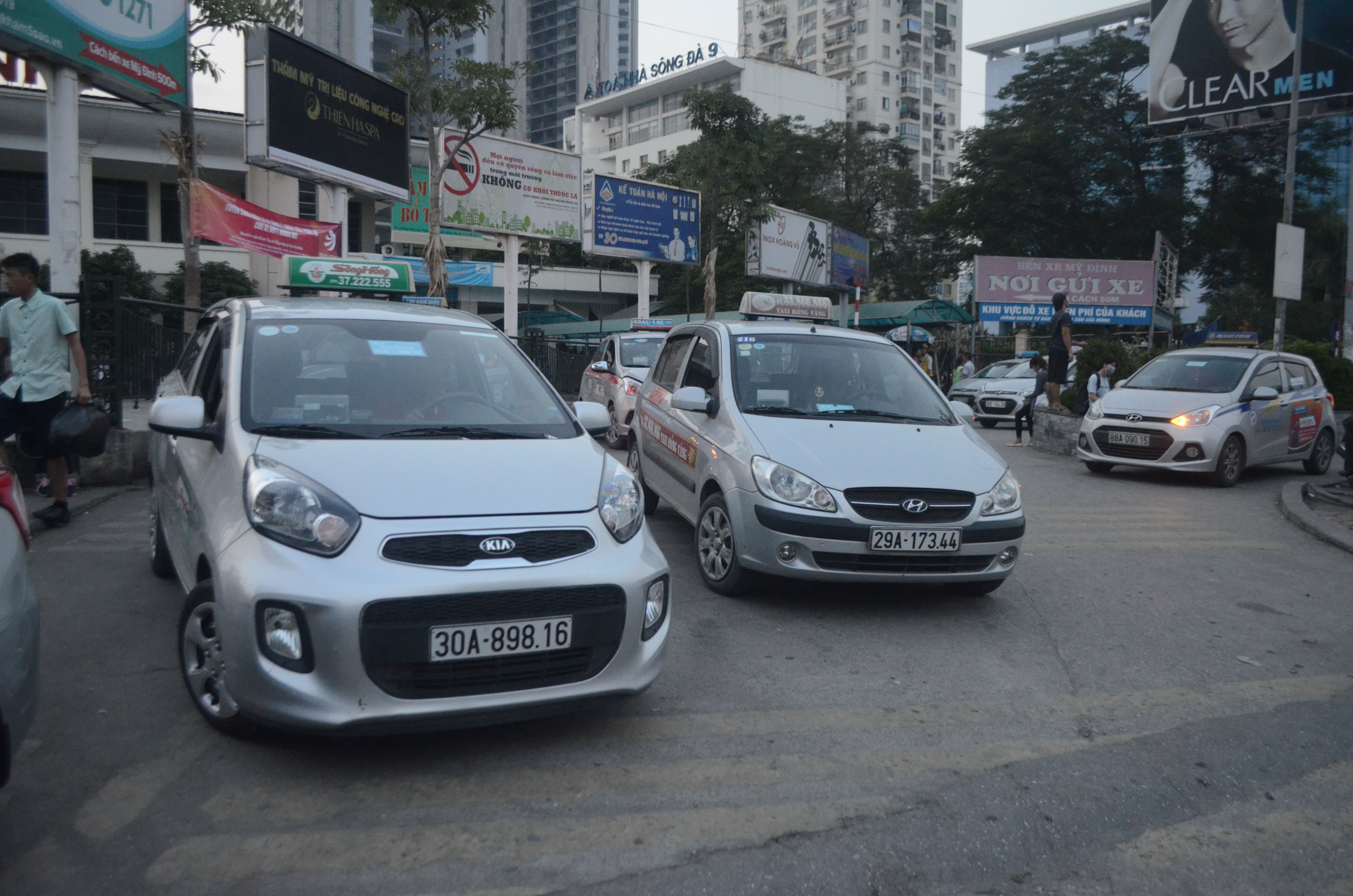 Hà Nội quyết xử taxi ngoại tỉnh