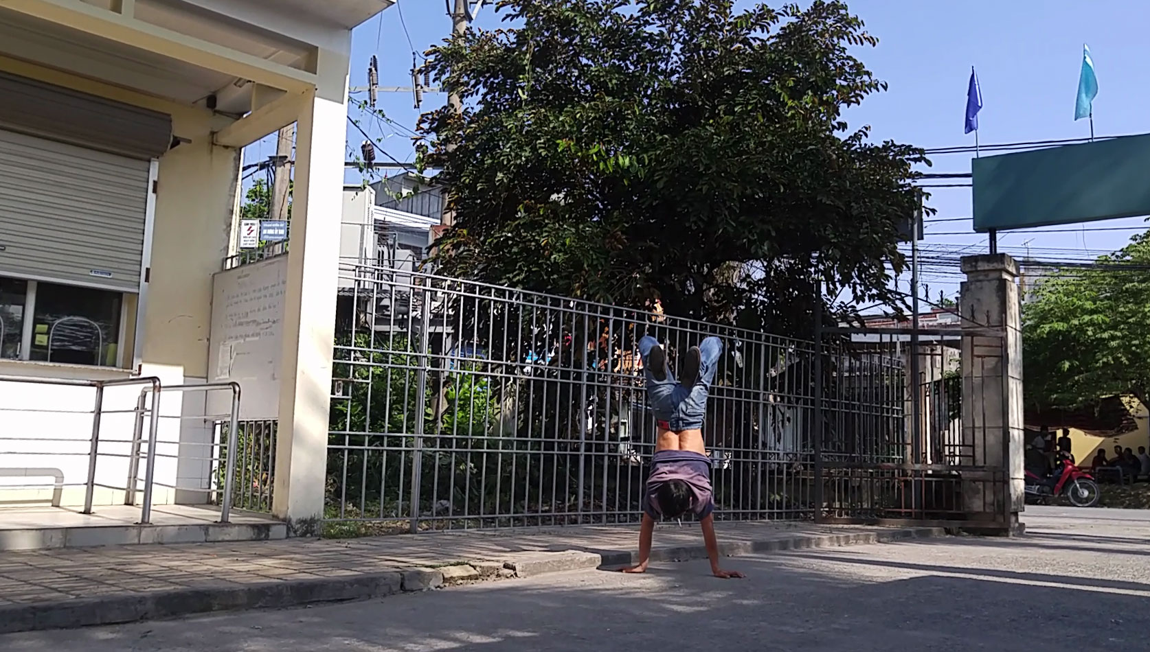 Trung tâm cai nghiện sát... trường học