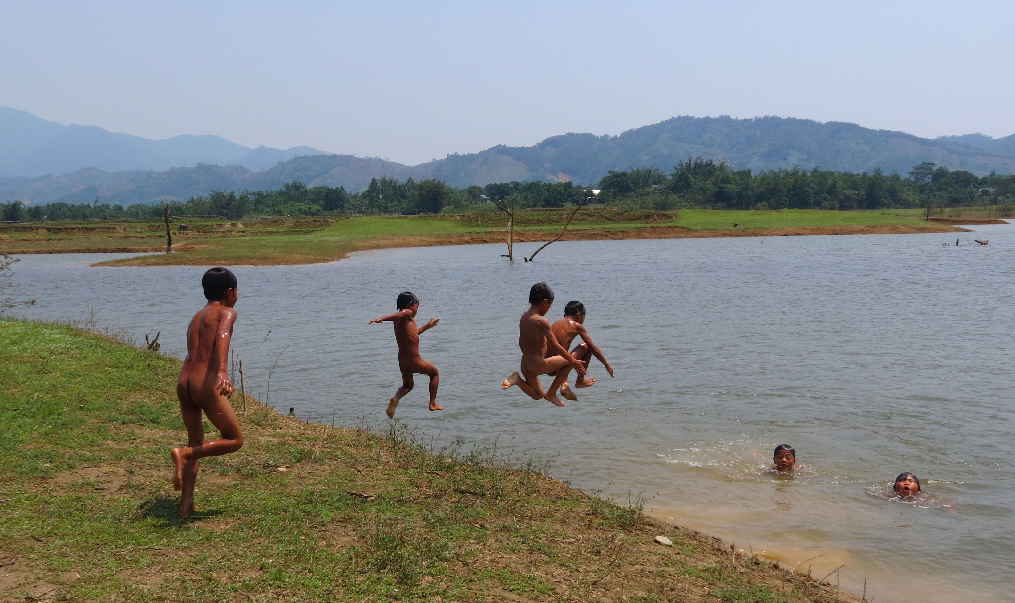 Giỡn mặt với “hà bá”