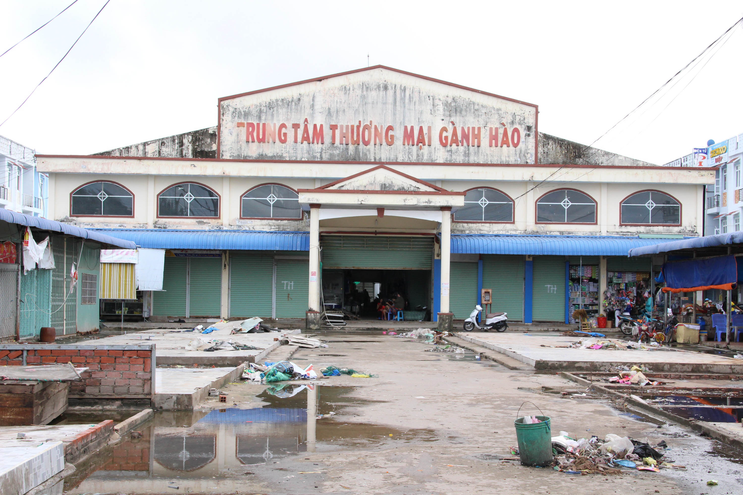 Xúi trẻ con phản đối việc dời chợ