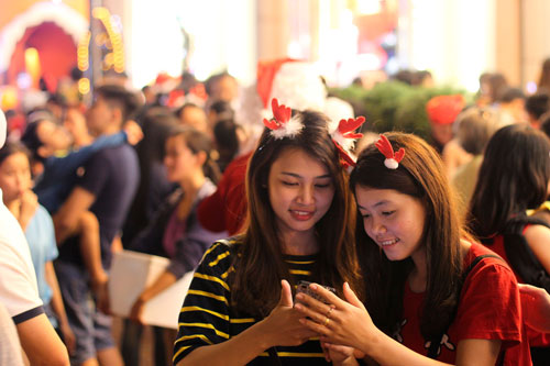 Người d&acirc;n chơi Noel tại Diamond Plaza tối 24-12