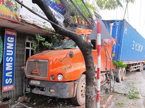 Đứng trên vỉa hè, bị xe tông chết