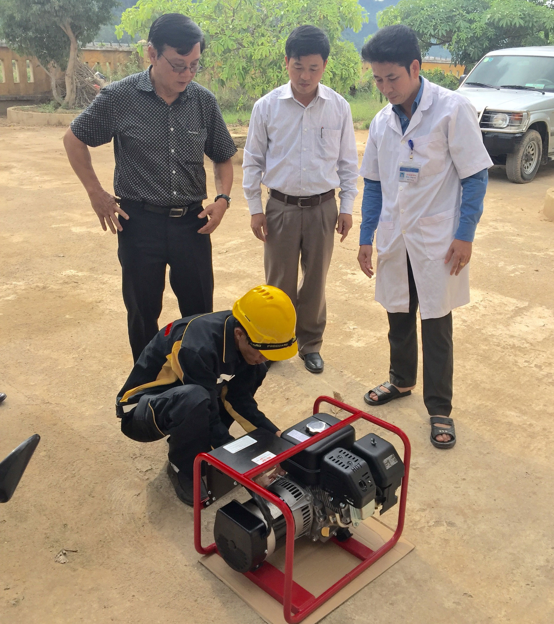 Tiếp tục trao 23 máy phát điện cho người dân vùng lũ
