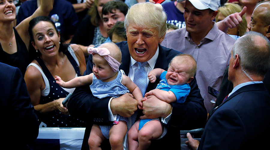Bị làm phiền, ông Trump "tống cổ" em bé khỏi buổi diễn thuyết