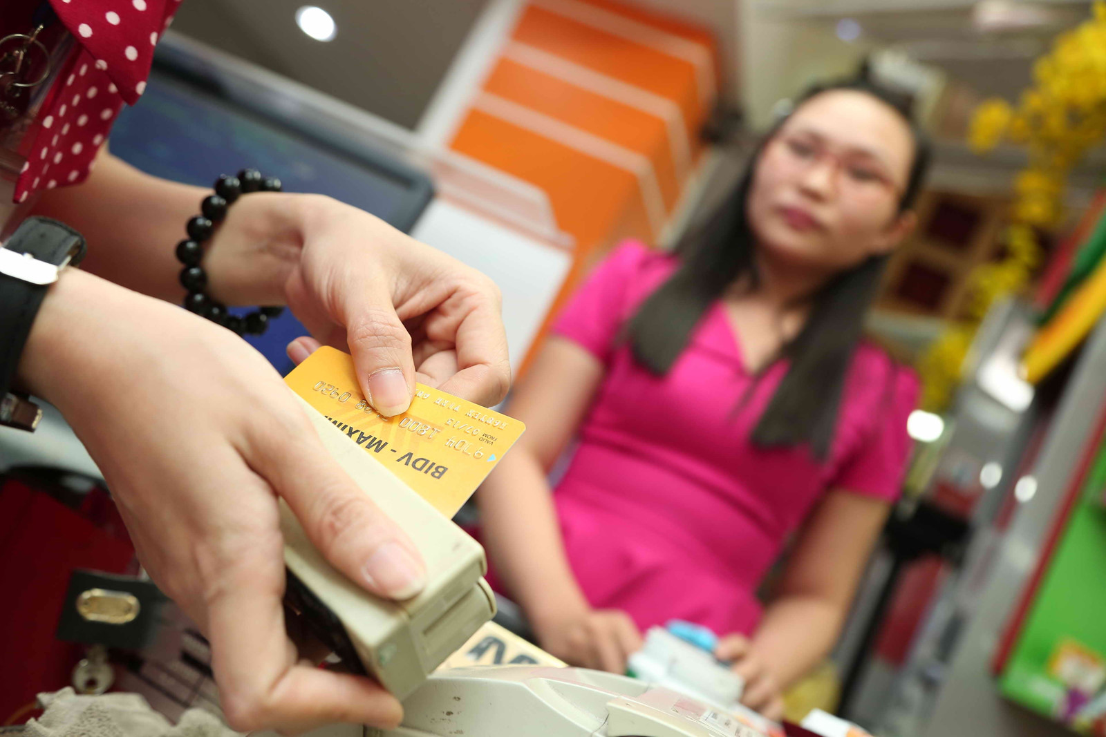 “Bỗng nhiên” mất tiền trong thẻ ATM