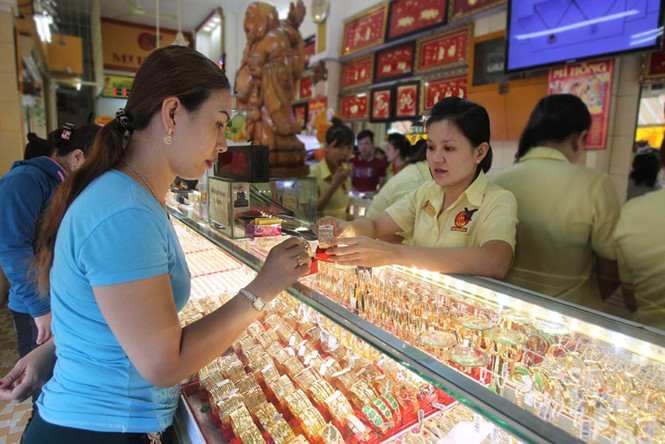 Giá vàng “nhảy múa”, chứng khoán rung lắc