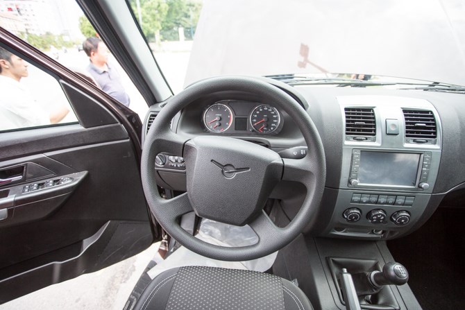 Vô lăng của Pickup và Patriot lại rất đơn giản