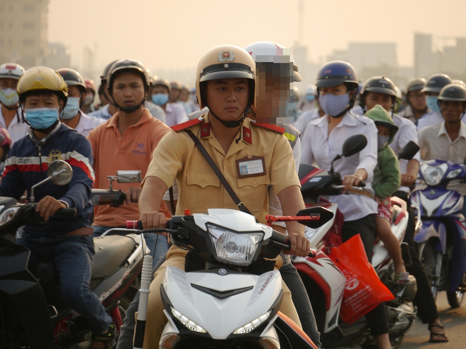 Xử hàng loạt xe máy lấn làn ô tô trên cầu Bình Lợi