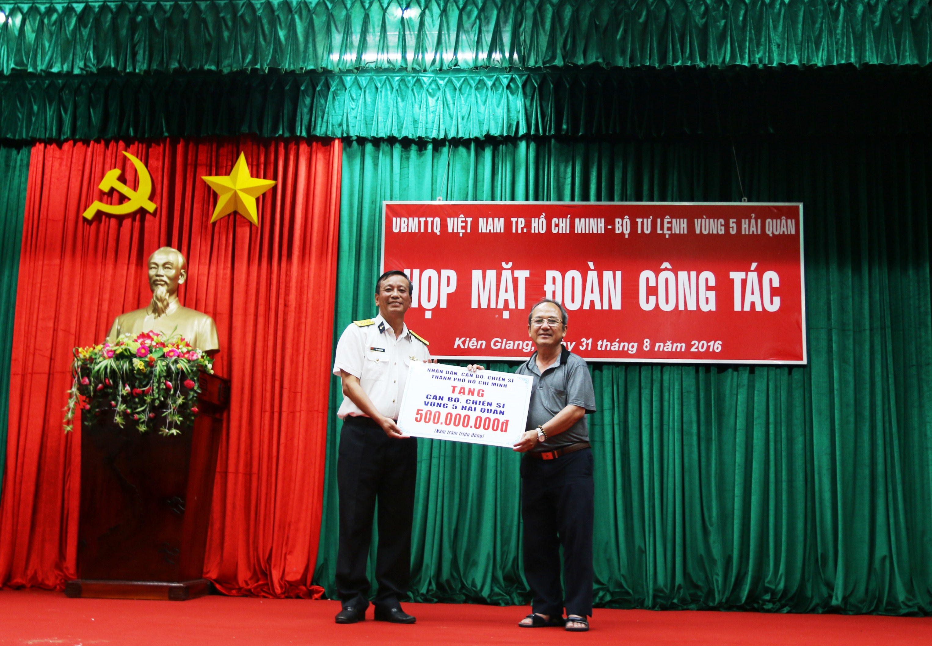 Lãnh đạo TP HCM tặng quà chiến sĩ Bộ tư lệnh Vùng 5 Hải quân