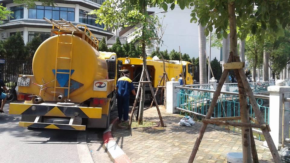 
Tổng huy động c&aacute;c lực lượng phương tiện, thiết bị, m&aacute;y m&oacute;c, thuyền phục vụ xử l&yacute; m&ocirc;i trường Hồ T&acirc;y
