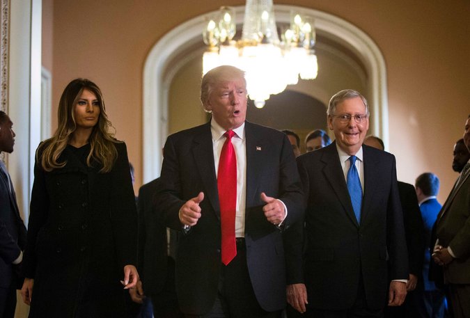 Vợ chồng ông Trump và Chủ tịch Thượng viện Mỹ Mitch McConnell hôm 10-11 Ảnh: THE NEW YORK TIMES
