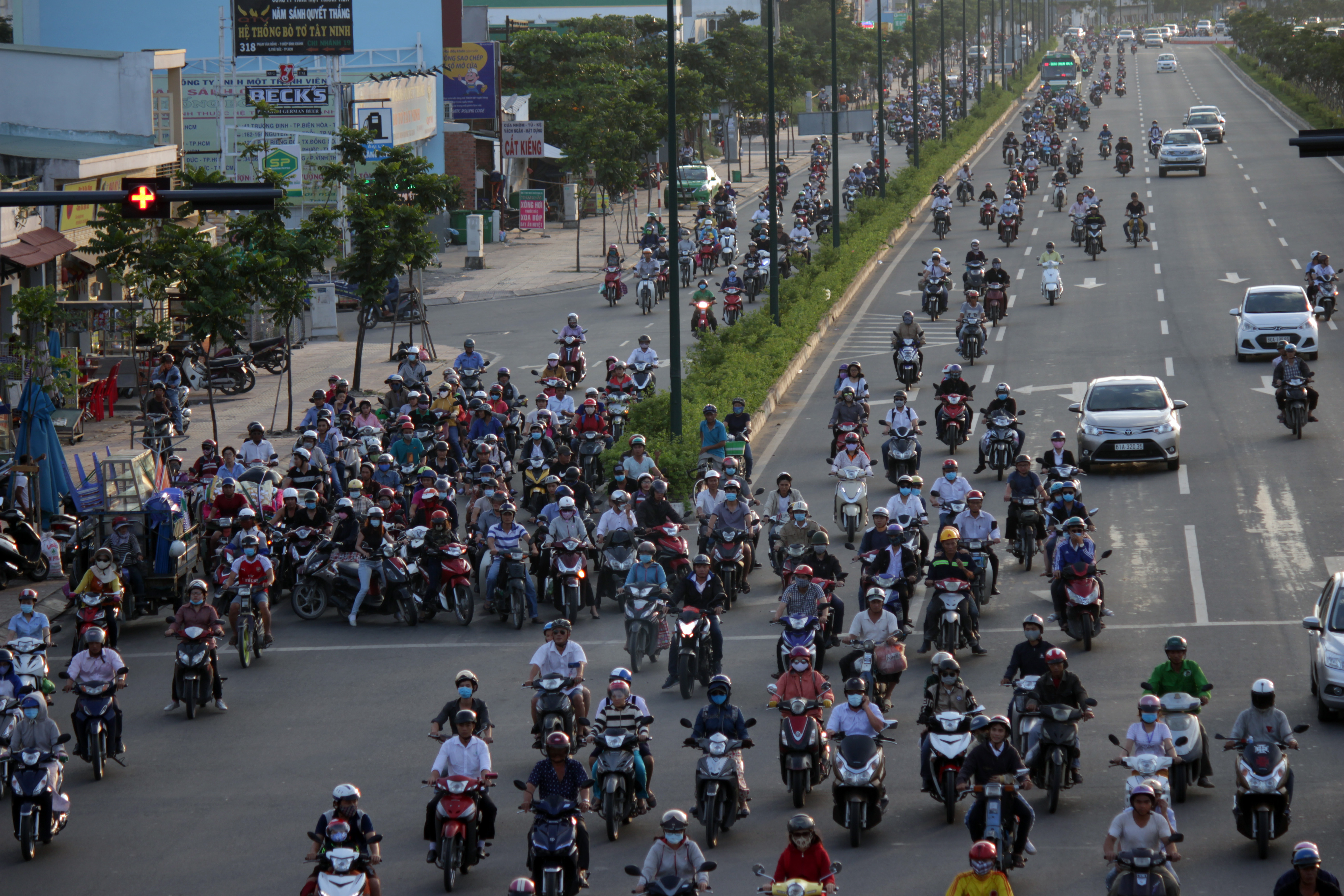 Xe m&aacute;y chạy hỗn loạn v&agrave;o tất cả c&aacute;c l&agrave;n đường tại c&aacute;c n&uacute;t giao th&ocirc;ng Phan Văn Trị, Nguyễn X&iacute;, đoạn C&aacute; Sấu Hoa C&agrave;,... Tr&ecirc;n đường Phạm Văn Đồng v&agrave;o c&aacute;c giờ cao điểm.