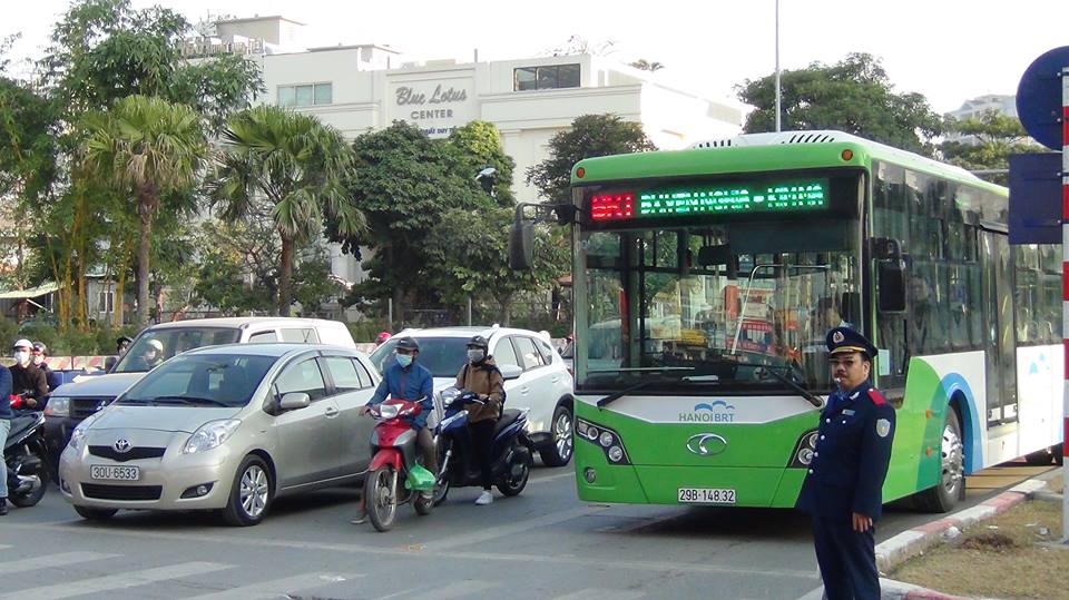 Lực lượng TTGT đứng chốt tại các ngã tư trên tuyến đường xe buýt nhanh đi qua