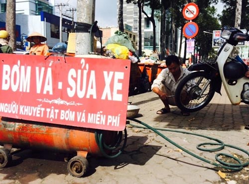 &Ocirc;ng Phạm Văn Lương gần 10 năm sửa xe miễn ph&iacute; cho người khuyết tật, cơ nhỡ