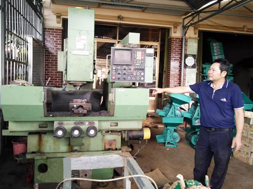 Ông Bảy giải thích về cơ chế hoạt động của máy sấy NK700