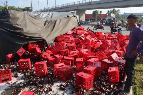 Xe chở bia lật, 2 người bị thương