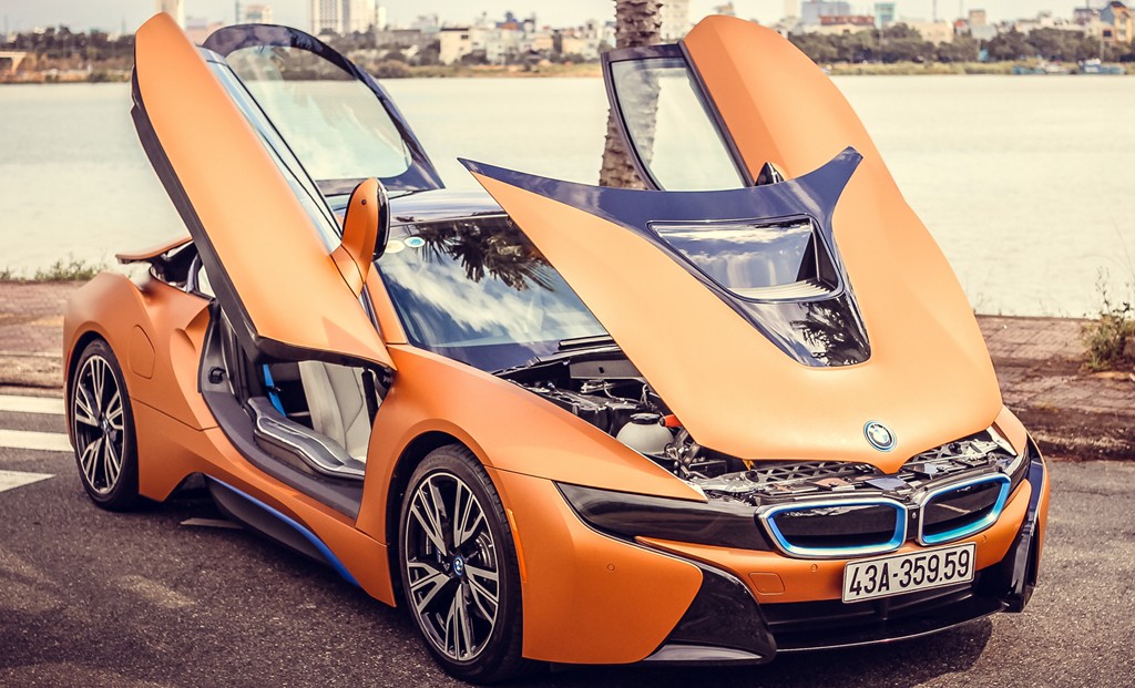 Cặp siêu xe BMW i8 khoe vẻ đẹp trên đường phố Đà Nẵng