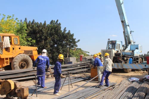 Công nhân ở cầu Ghềnh không nghỉ lễ