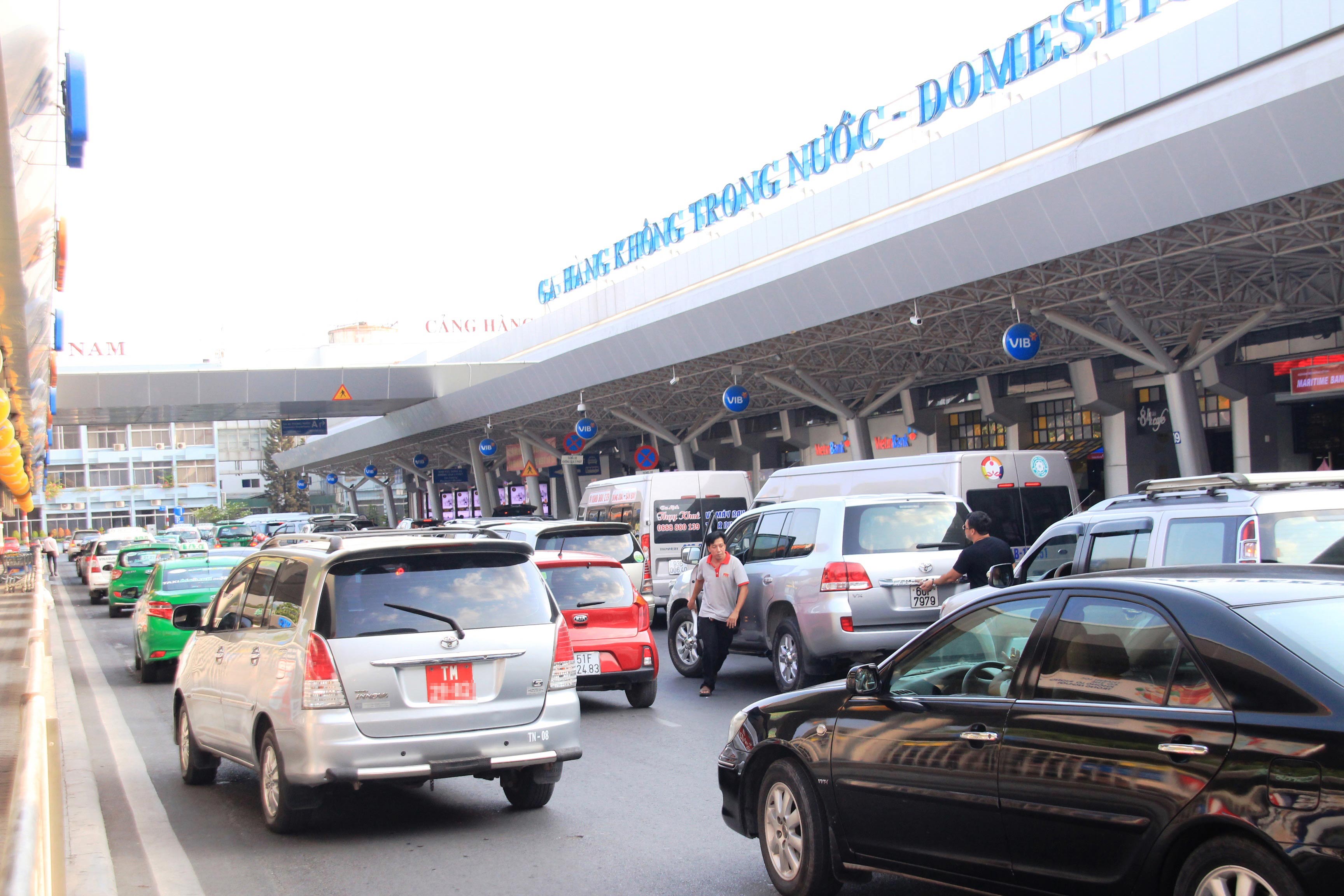 Cấm dừng, đậu: Xe công vụ bất chấp!