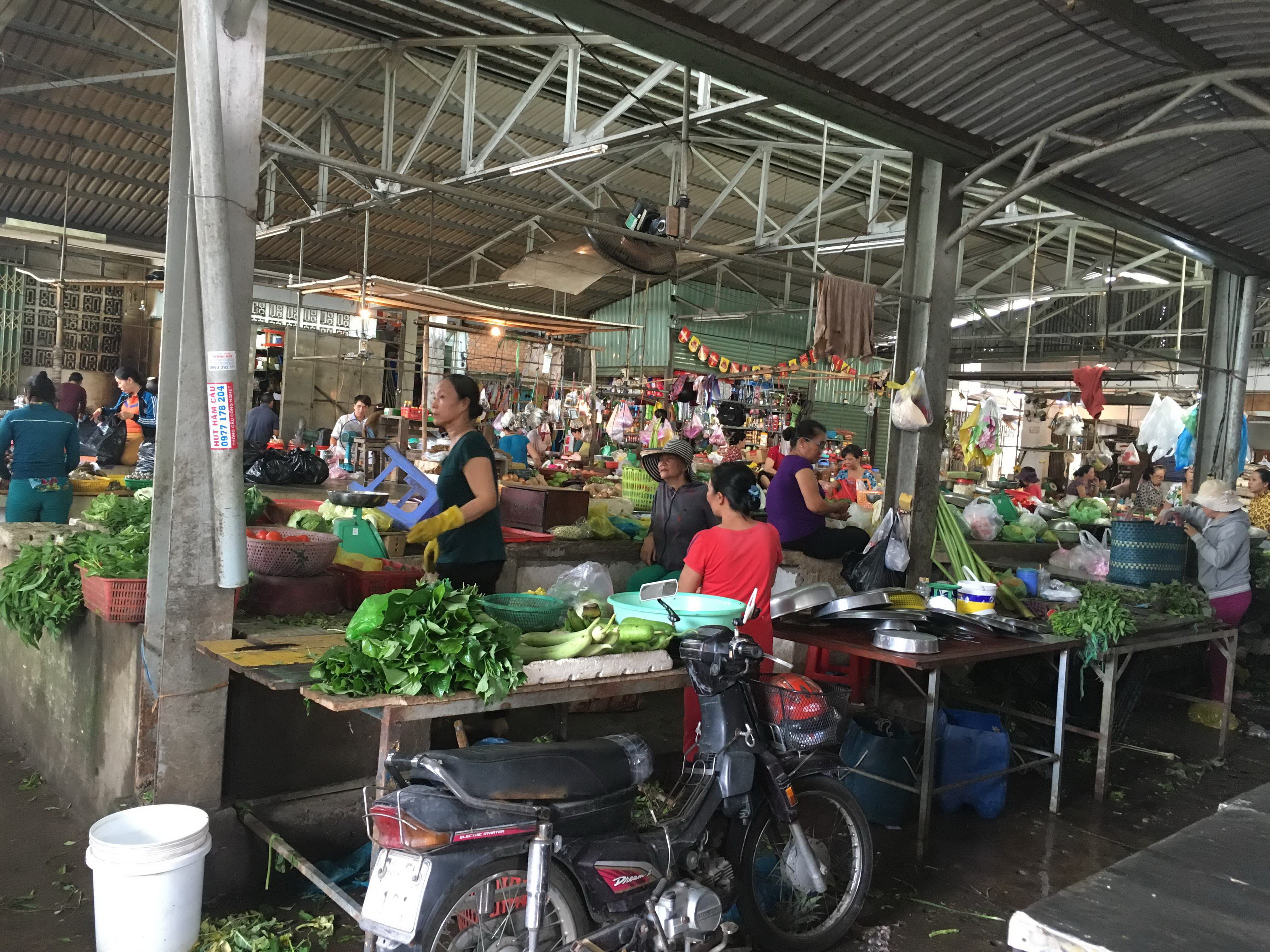 Chợ mới khang trang, tiểu thương vẫn chê