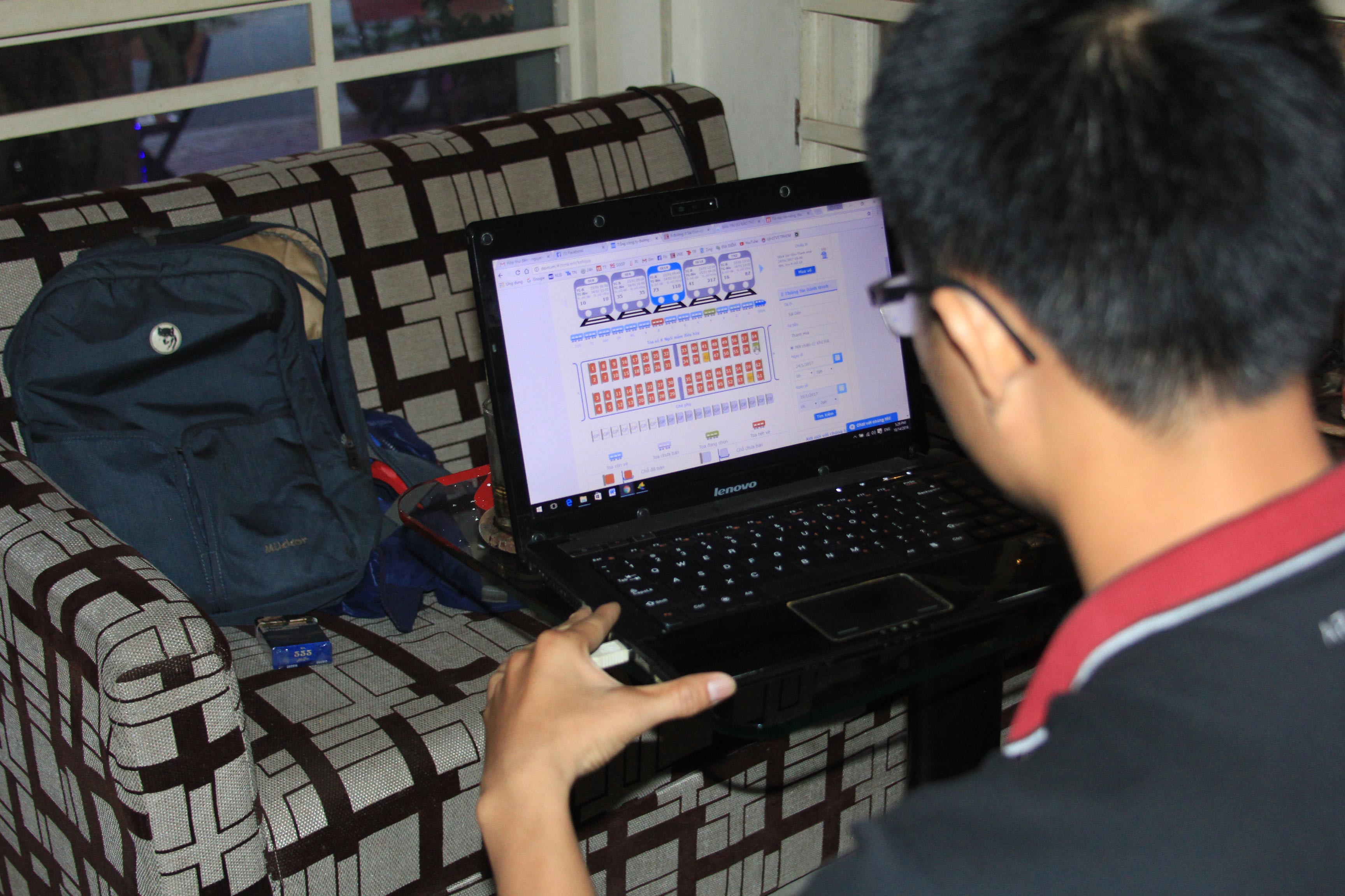 
Nhiều người đặt mua v&eacute; t&agrave;u Tết qua mạng kh&ocirc;ng th&agrave;nh c&ocirc;ng d&ugrave; tr&ecirc;n hệ thống hiển thị c&ograve;n chỗ trống Ảnh: GIA MINH
