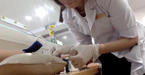 “Vẽ” bệnh ở các phòng khám