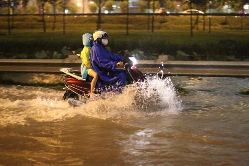Kẹt xe (ảnh tr&ecirc;n) v&agrave; ngập đang khiến ch&iacute;nh quyền TP HCM đau đầu v&igrave; nguồn vốn để giải quyết rất lớn Ảnh: HO&Agrave;NG TRIỀU