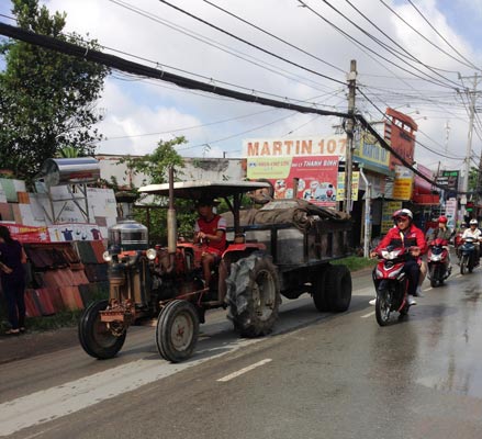Xe công nông đại náo vùng ven