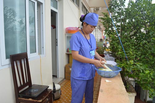 Khu vực &ldquo;nh&agrave; bếp&rdquo; của nh&oacute;m b&aacute;c sĩ Nguyễn Văn Điền l&agrave; h&agrave;nh lang bệnh viện