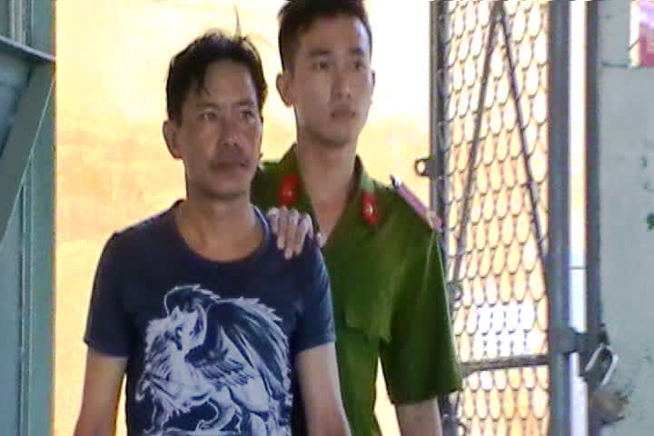 Tạm giữ bảo vệ vào trụ sở đâm phó công an xã